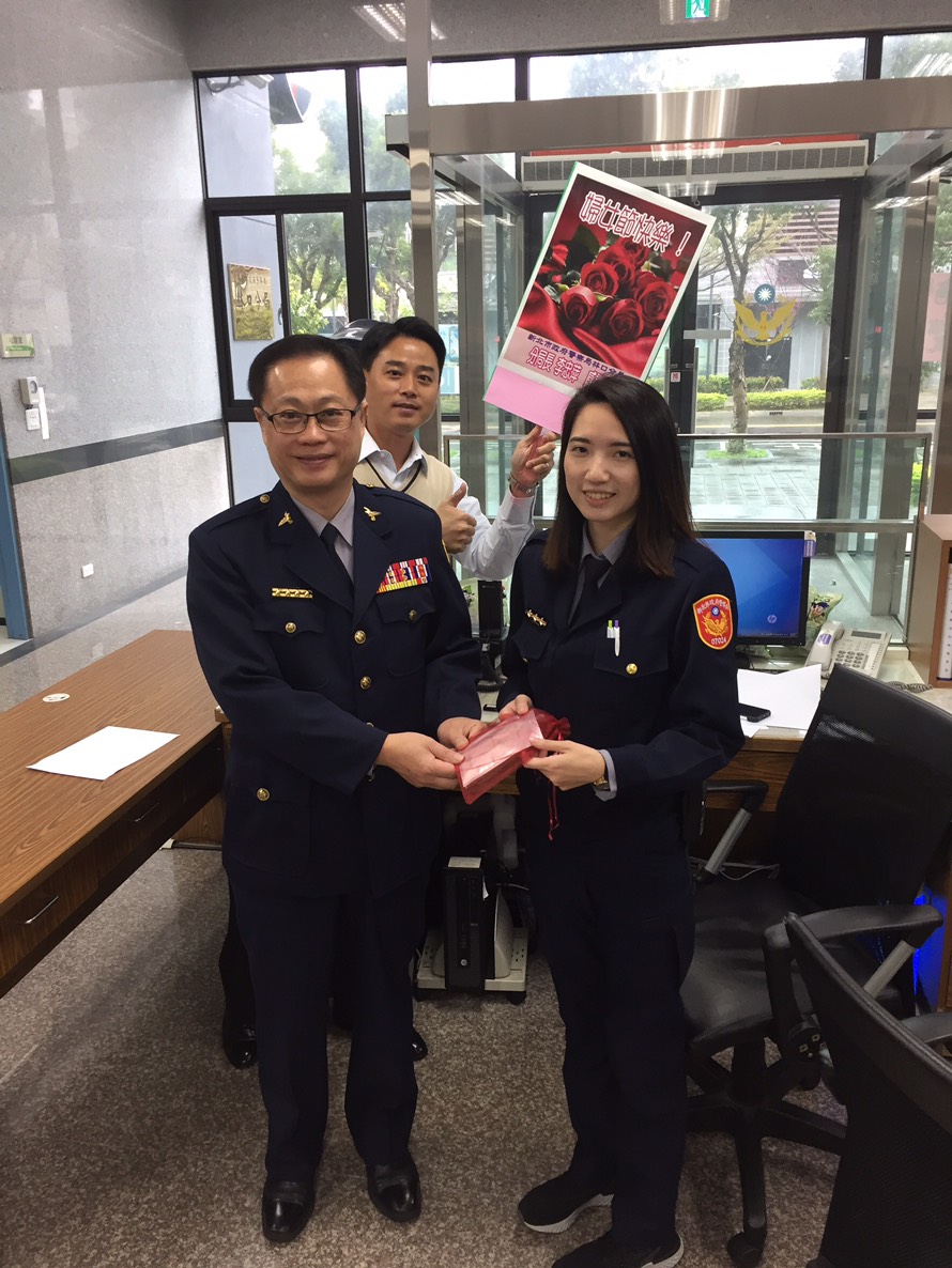 1080308婦女節警分局長親自前往第一線慰勉女性同仁