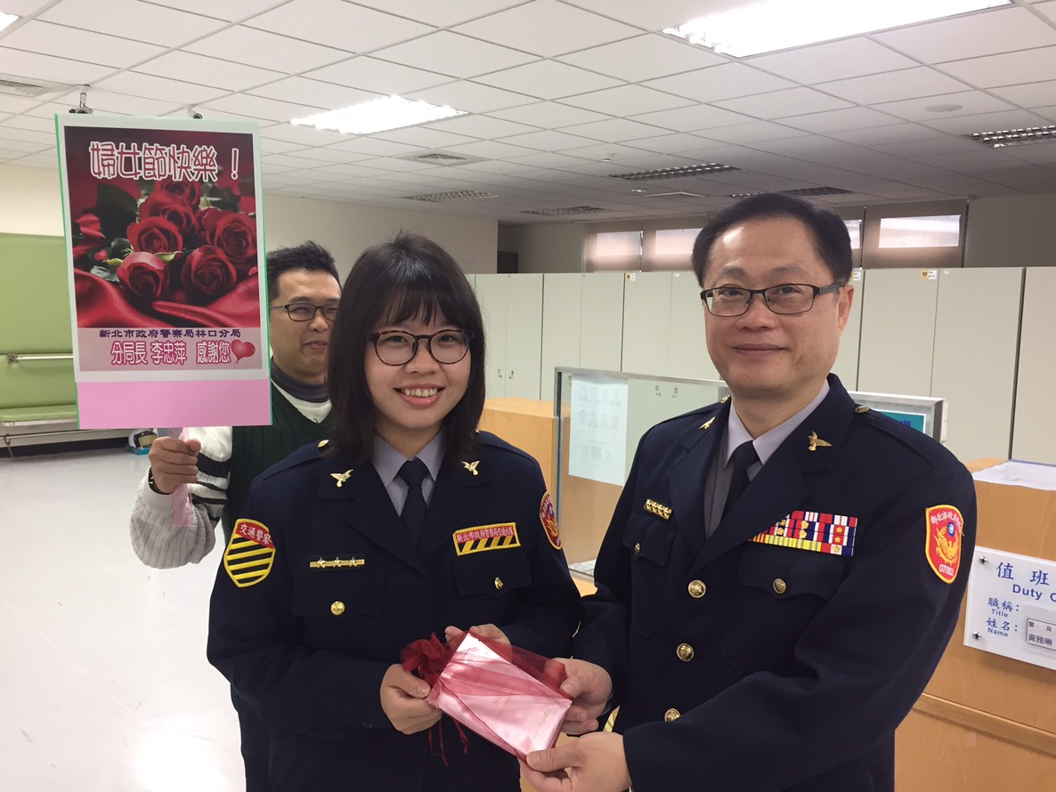 1080308婦女節警分局長親自前往第一線慰勉女性同仁