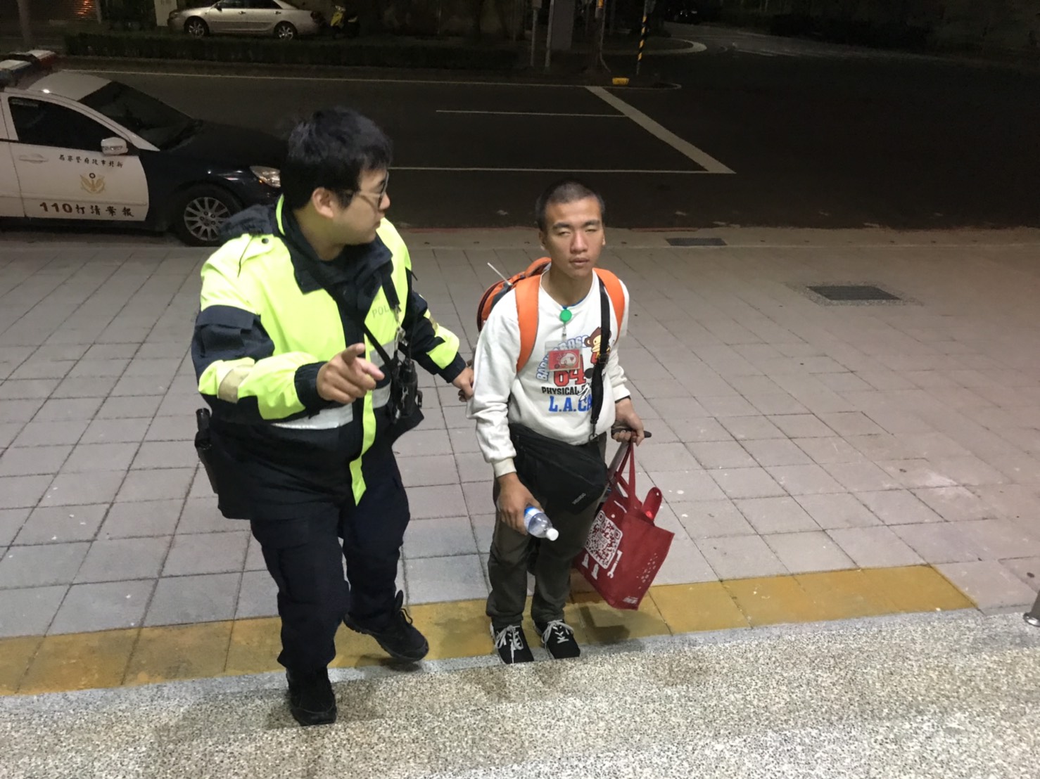 流浪少年搭錯車  暖警幫他找一個家