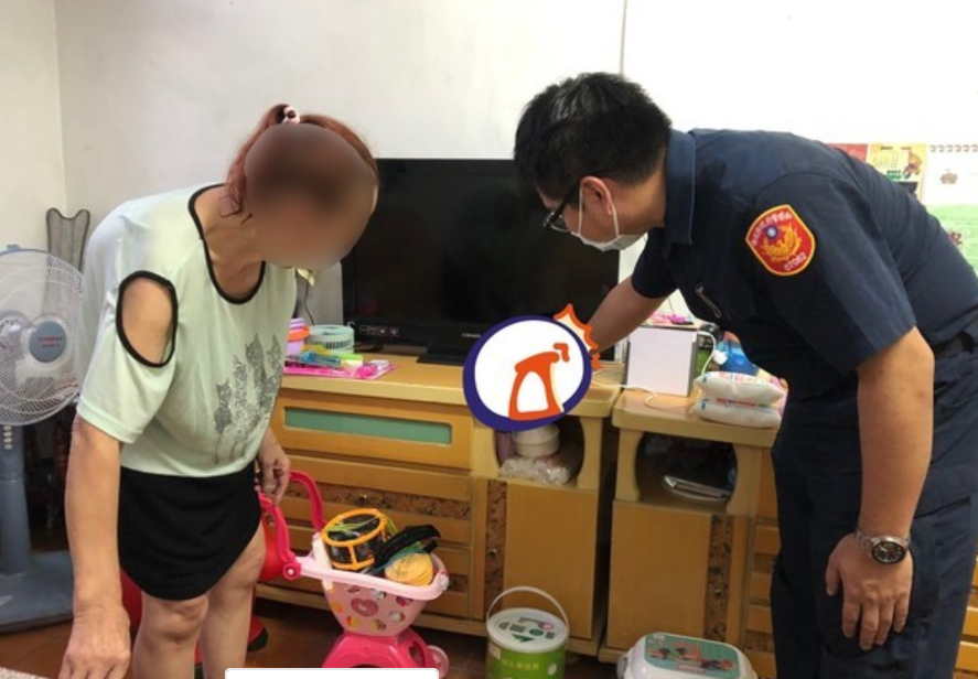 老嫗精神欠佳稱有靈異 林口警所長贈警帽助驅魔