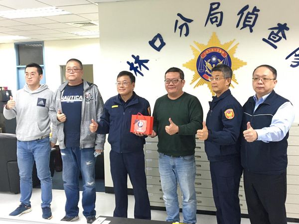 賴警政監來登代表NTPD局長室前來林口分局頒發破案茶