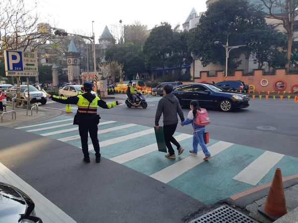 防疫開學首日!林口警執行護童勤務