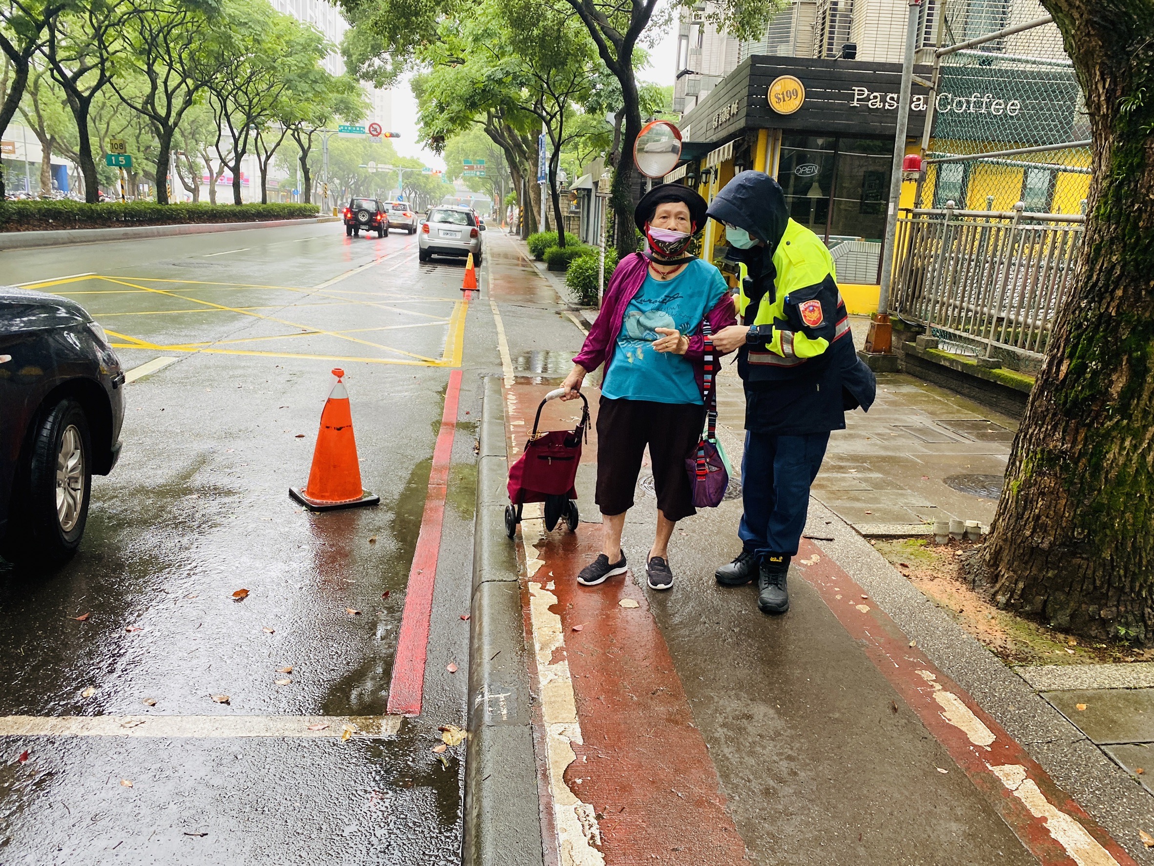 天雨路滑7旬老婦跌坐路旁 熱心民眾通報警助返家